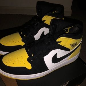 Air Jordan 1 MID Yellow Toe Black